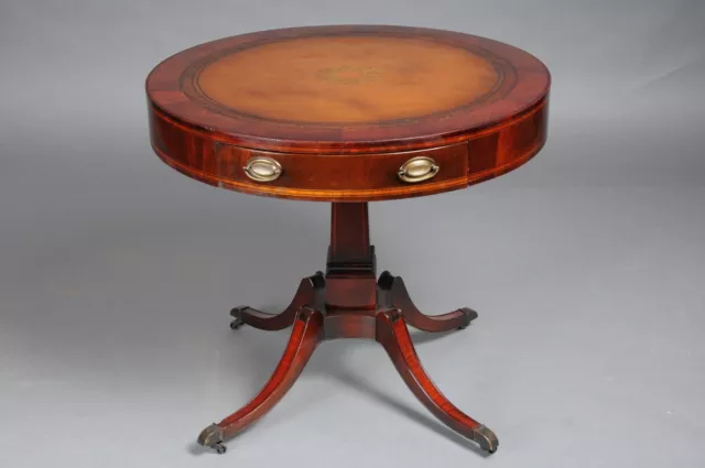 Antique Classic English Side Table With Lederplatte. 19. Century