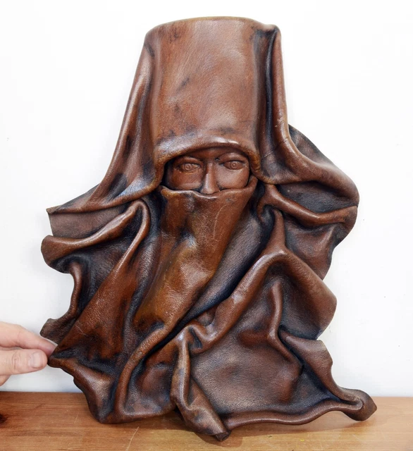 Maschera da parete arte in vera pelle vintage raffigurante figura con cappuccio. Leathercraft