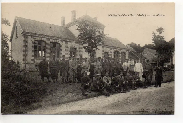 MESNIL SAINT LOUP  Aube CPA 10 groupe de Soldats devant la mairie