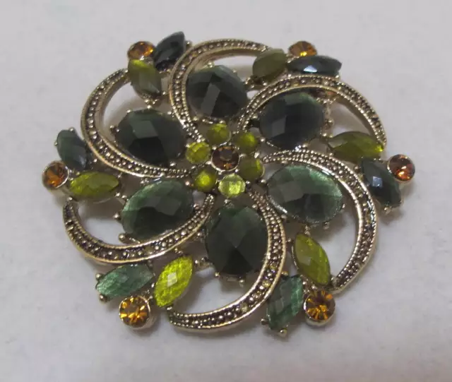 LIZ CLAIBORNE Olivine Green Acrylic Amber Rhinestone 2” Gold Tone Swirl Brooch 2