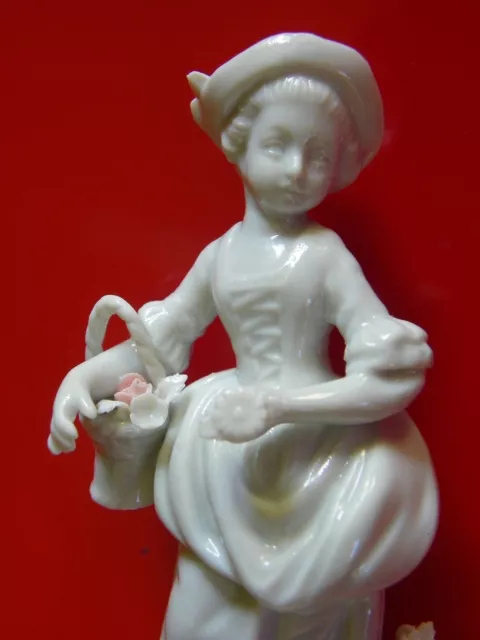 Sehr schöne Porzellan-Figur, Sitzendorf Thüringen - Mädchen m. Rosen - M / F 931