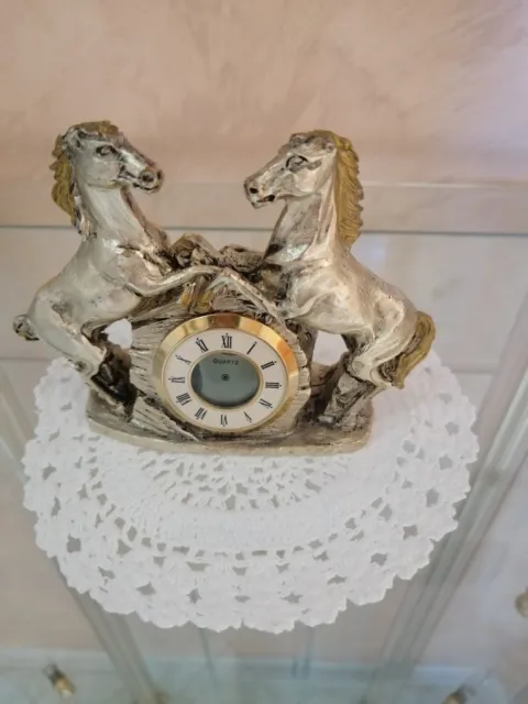 Vecchio orologio in quarzo con coppia di cavalli argentati