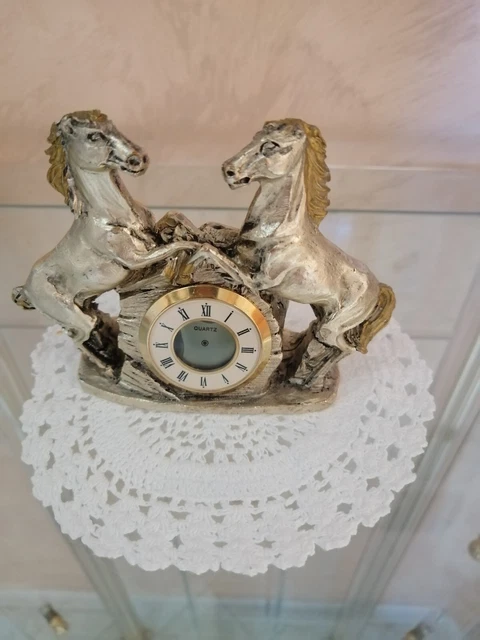 Vecchio orologio in quarzo con coppia di cavalli argentati