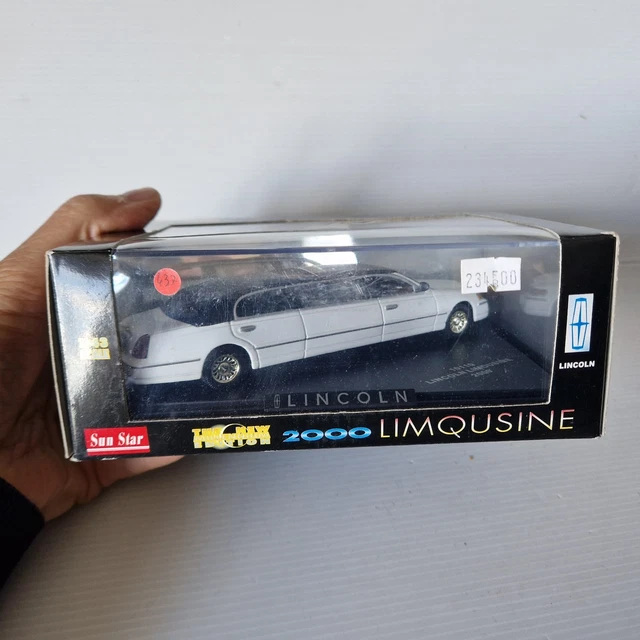Sun Star Lincoln Limousine 2000 en blanc au 1:43 en boîte
