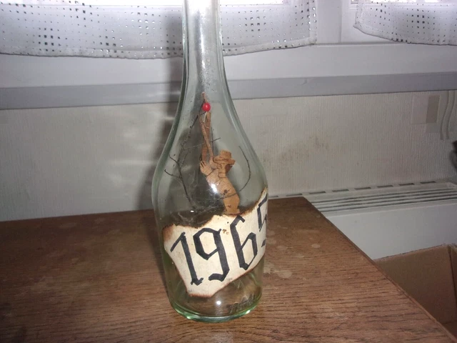 ANCIENNE BOUTEILLE EAU de vie, calvados personnage pécheur en bois EUR
