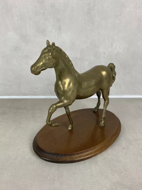 Sublime cheval en laiton sur socle en bois XXe décoration figurine