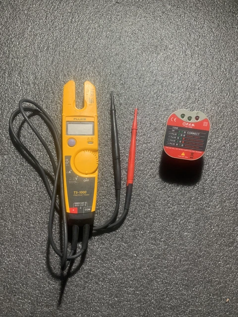Tester Elettrico Fluke T5-1000 – Con Ganasce Fisse, Misura Tensione AC/DC, Corrente 100A, Resistenza