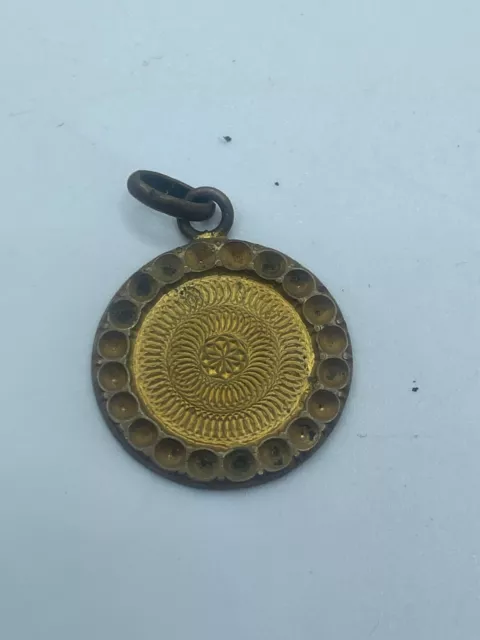 Ancien Petit Pendentif Medaillon En Metal Doré Jolis Motif Mode Vintage