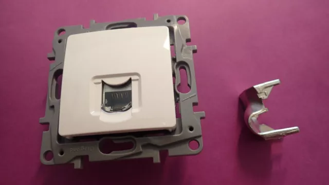 LEGRAND 664775 - Prise RJ45 NILOE Blanc Cat.6 STP - Prise RJ45 Legrand BLINDEE
