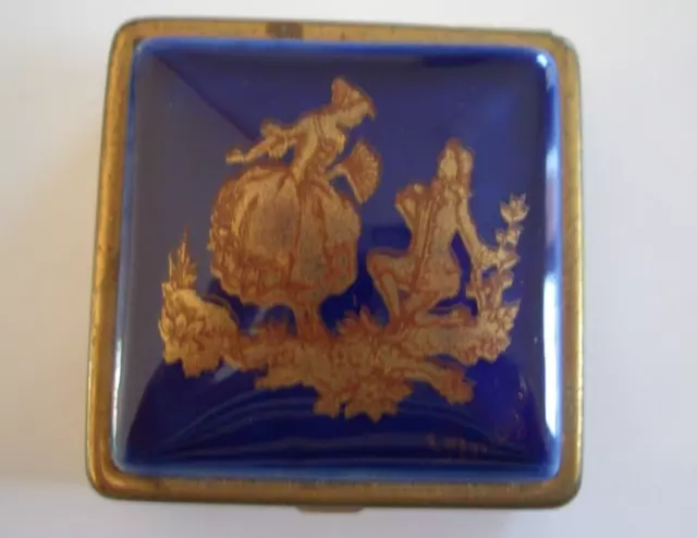 Boite à pilule / pilulier ancien en porcelaine de limoges scène galante et laito