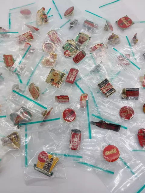 48x Coca Cola seltene Vintage Pin Abzeichen Sammlung, Restposten, Konvolut.