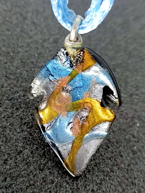 Pendentif Ancien En Verre Soufflé Bleu - Forme Feuille, Cordon 46 Cm, Occasion