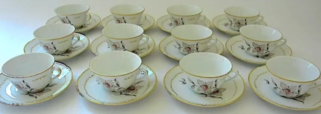 Suite de douze tasses à café et leurs sous-tasses en porcelaine de Vierzon.