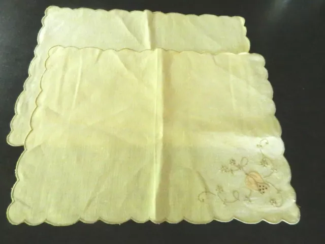 Pair of 2 Vintage Madeira Appliqued Linen Placemats LOVELY in EXCELLENT COND