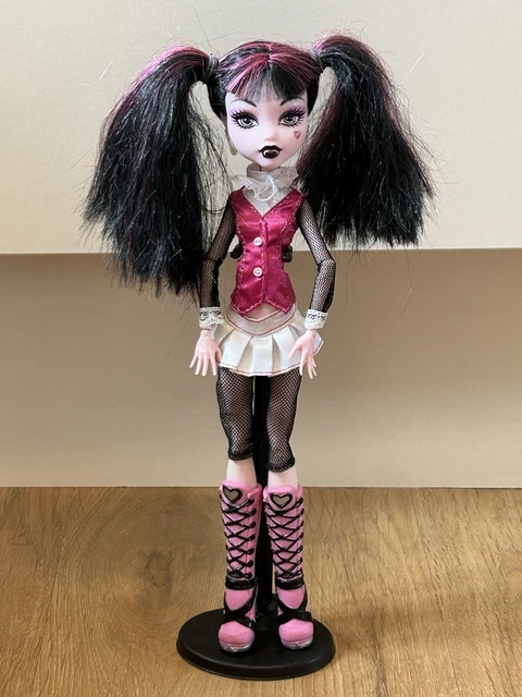 MONSTER HIGH FIRST Wave Draculaura Doll Including Stand £60.00 ...
