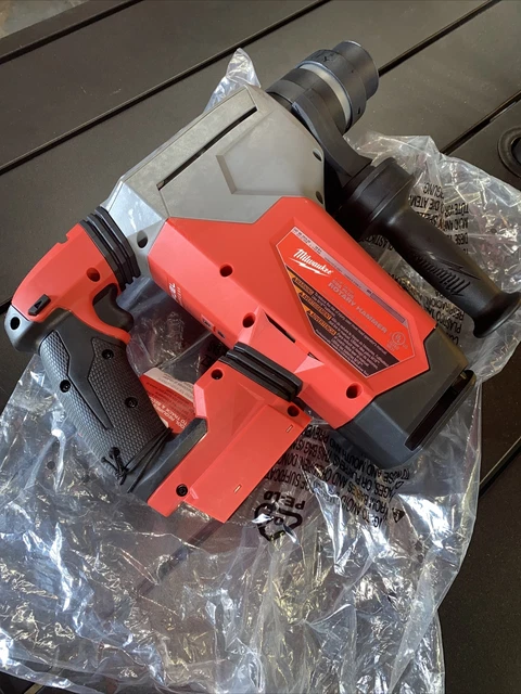 Image of Makita HR3011FCJ rotary hammer drill at Amazon website