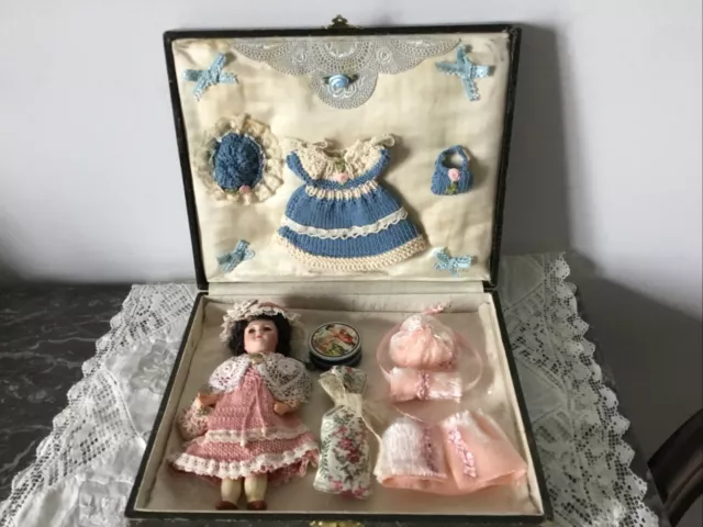 Ancienne Poupée Mignonnette SFBJ En Porcelaine Avec Trousseau