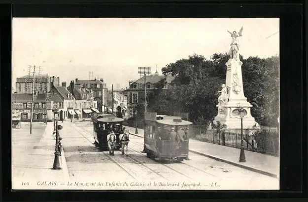 CPA Calais, Le Monument des Enfants du Calaisis et le Boulevard Jacquard, tramw
