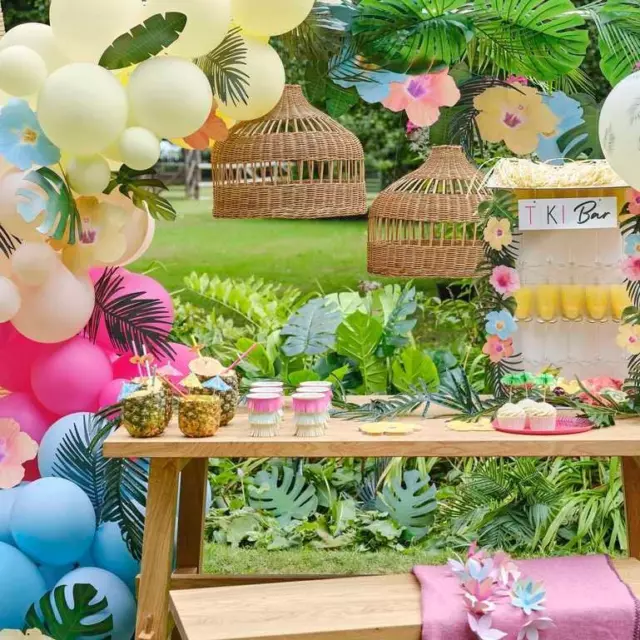 Hawaiianischer Tiki Ballonbogen mit tropischen Blumen und Laub - Geburtstagsfeier 3