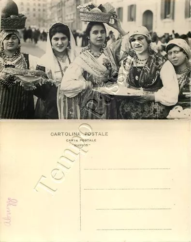 Cartolina di L'Aquila, donne in costumi tradizionali