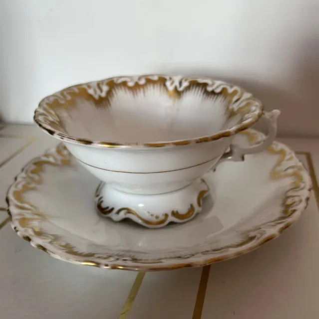 Tasse et Sous-tasse anciennes en porcelaine blanche et or Marque En Creux XIXème