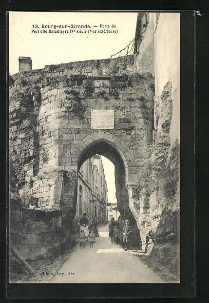 CPA Bourg-sur-Gironde, Porte du Port dite Batailleyre IVe siècle, Vue extérieur