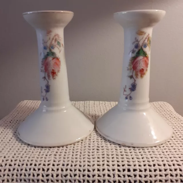 DEUX BOUGEOIRS 1820 porcelaine XIXème décor peint boutons de roses 3