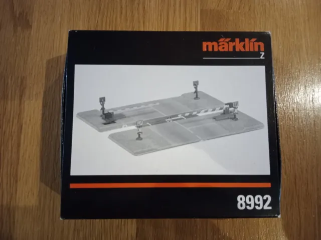 Marklin Z 8992 Passage à niveau avec demi-barrières