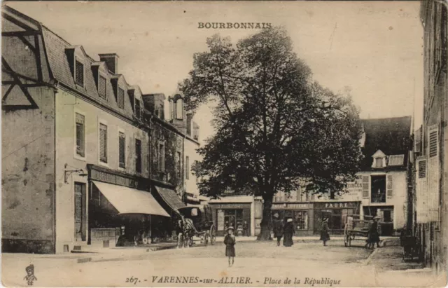 CPA AK VARENNES-SUR-ALLIER Place de la republique FRANCE (929041)