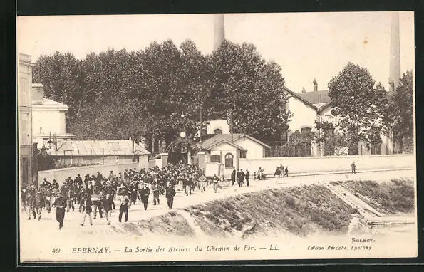 CPA Epernay, the exit of the Chemin de Fer workshops