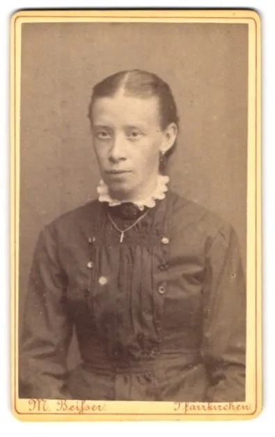 Fotografie M. Beißer, Pfarrkirchen, Portrait junge Dame im Kleid mit Kreuzkette