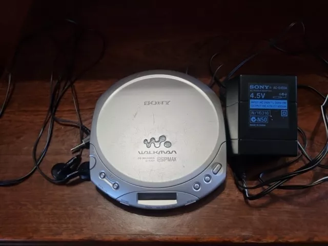 Sony Discman  D-E221 CD Walkman CD Player Silver, With AC Adaptor Collectible.