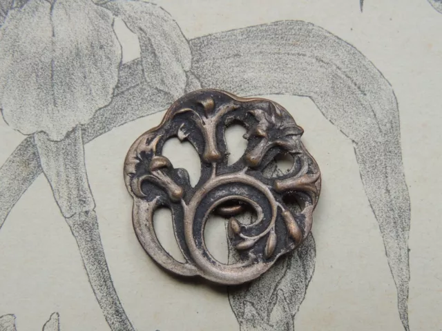Joli bouton ancien en métal à décor de fleurs de Lys - Art nouveau Collection