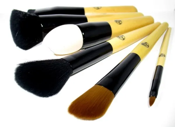 W7 Brush with quality fibres for great coverage World Wide Free Postage