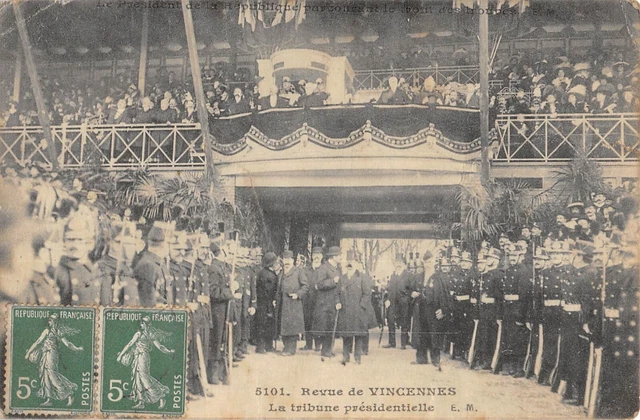 Cpa 94 Revue De Vincennes / La Tribune Presidentielle