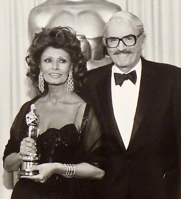 ORIGINAL PHOTOGRAPH SOPHIA LOREN & GREGORY PECK WITH HER OSCAR AT 63rd ...