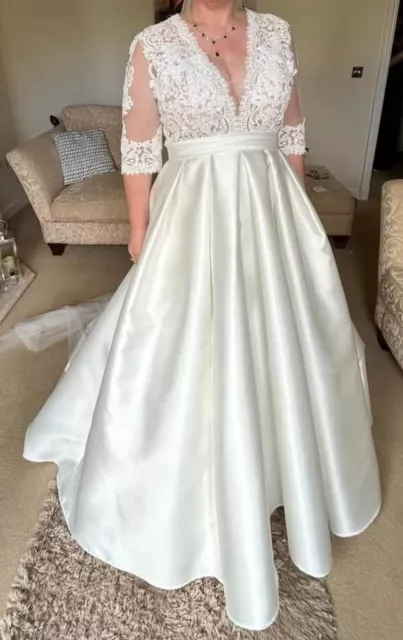 Wedding Dress Size 16 (Including veil)