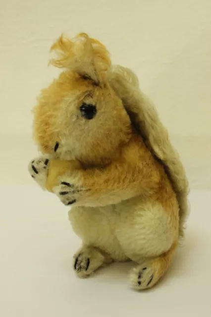 ESF-00861	Steiff Eichhörnchen H. ca. 16 cm, mit Knopf, ohne Schild und Fahne