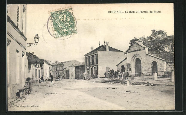 CPA Reignac, la Halle et l´Entree du Bourg