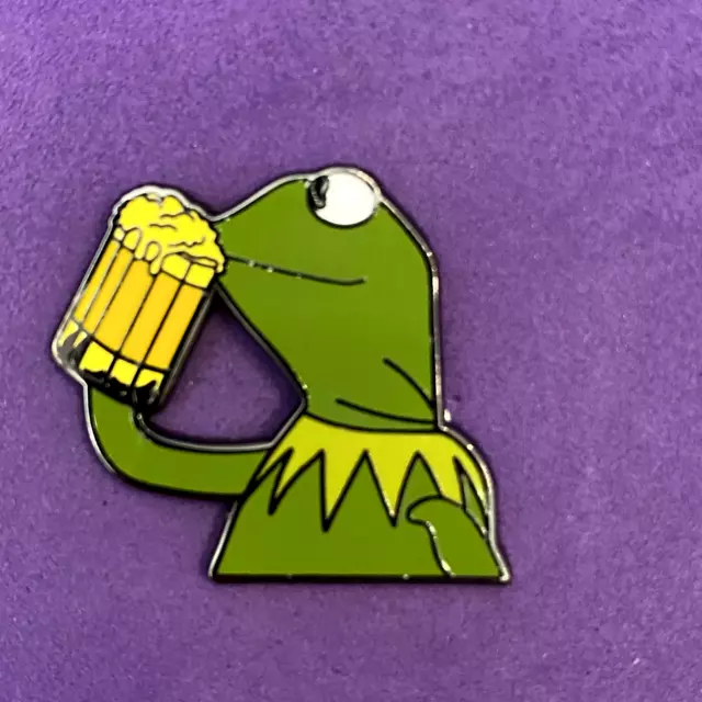 Pin Badge Anstecker, Muppet Show, Kermit der Frosch trinkt Bier