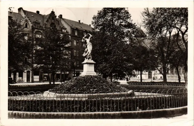 CPA Moselle THIONVILLE Les Jardins statue (984494)