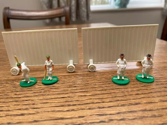 Subbuteo cricket 2 Australian batsmen, 2 umpires, 2 sightscreens