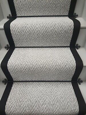 Corredor escalera espina de arenque gris claro con lados negros pegados 12 escalones 49cmx6,05m
