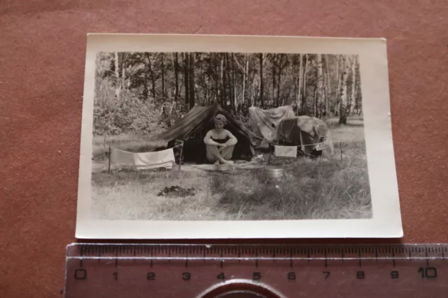 tolles altes Foto  hübsche Frau am campen  mit Motorroller - DDR- 50er Jahre