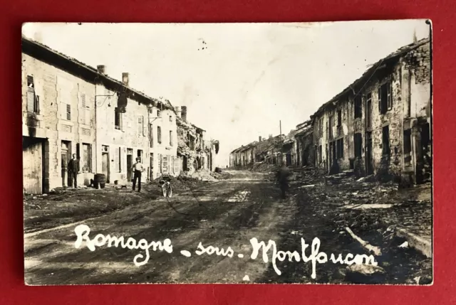 Foto AK ROMAGNE sous MONTFAUCON um 1919 Strassenpartie zerstörten Häuser ( 75479