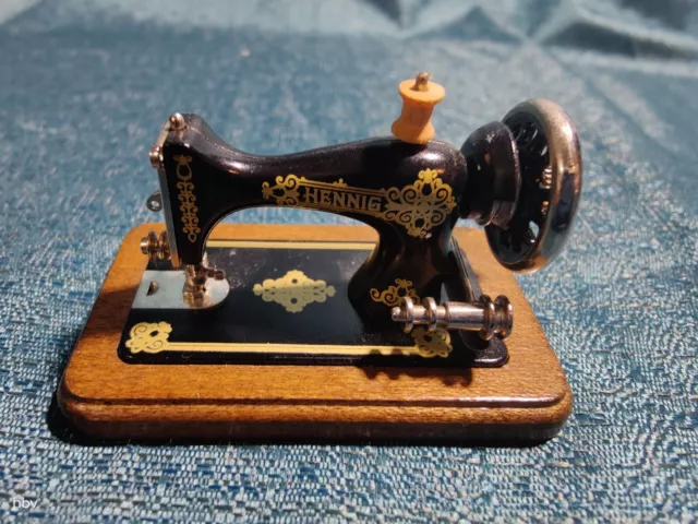 HENNIG Miniature SEWING Machine Made In Germany