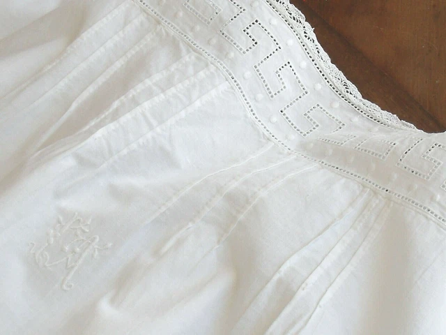 ancienne chemise de nuit blanche en coton et dentelles brodée