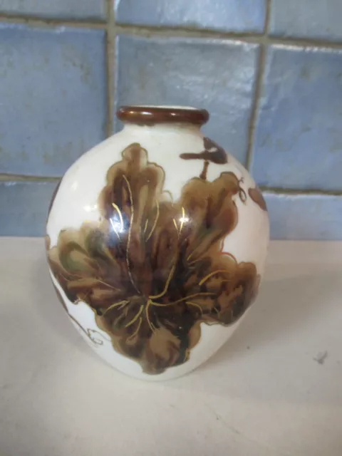Porcelaine de Limoges.Tharaud.Petit vase ht :11cm.