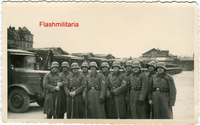1939-45 - WW2 PHOTO ORIGINALE ALLEMANDE véhicules WH devant théâtre à