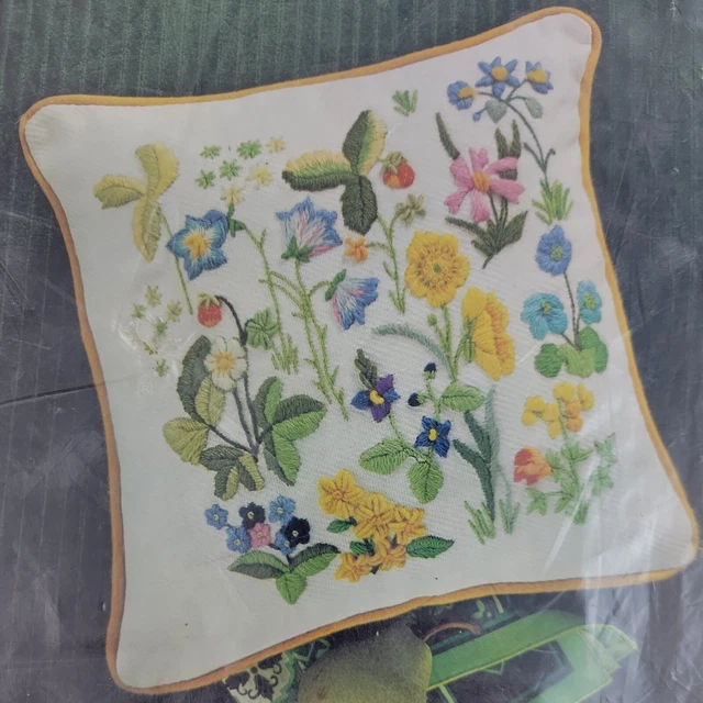 Kit de almohada floral crewel flor silvestre Erica Wilson CM multicolor 14" cuadrado EVC